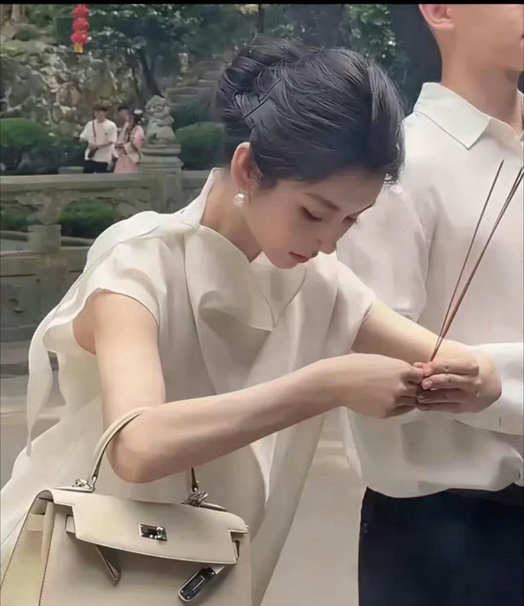 一个包包都几十万了，这么漂亮，还有钱，会有什么烦恼？[？？？]​这美貌不进内娱可
