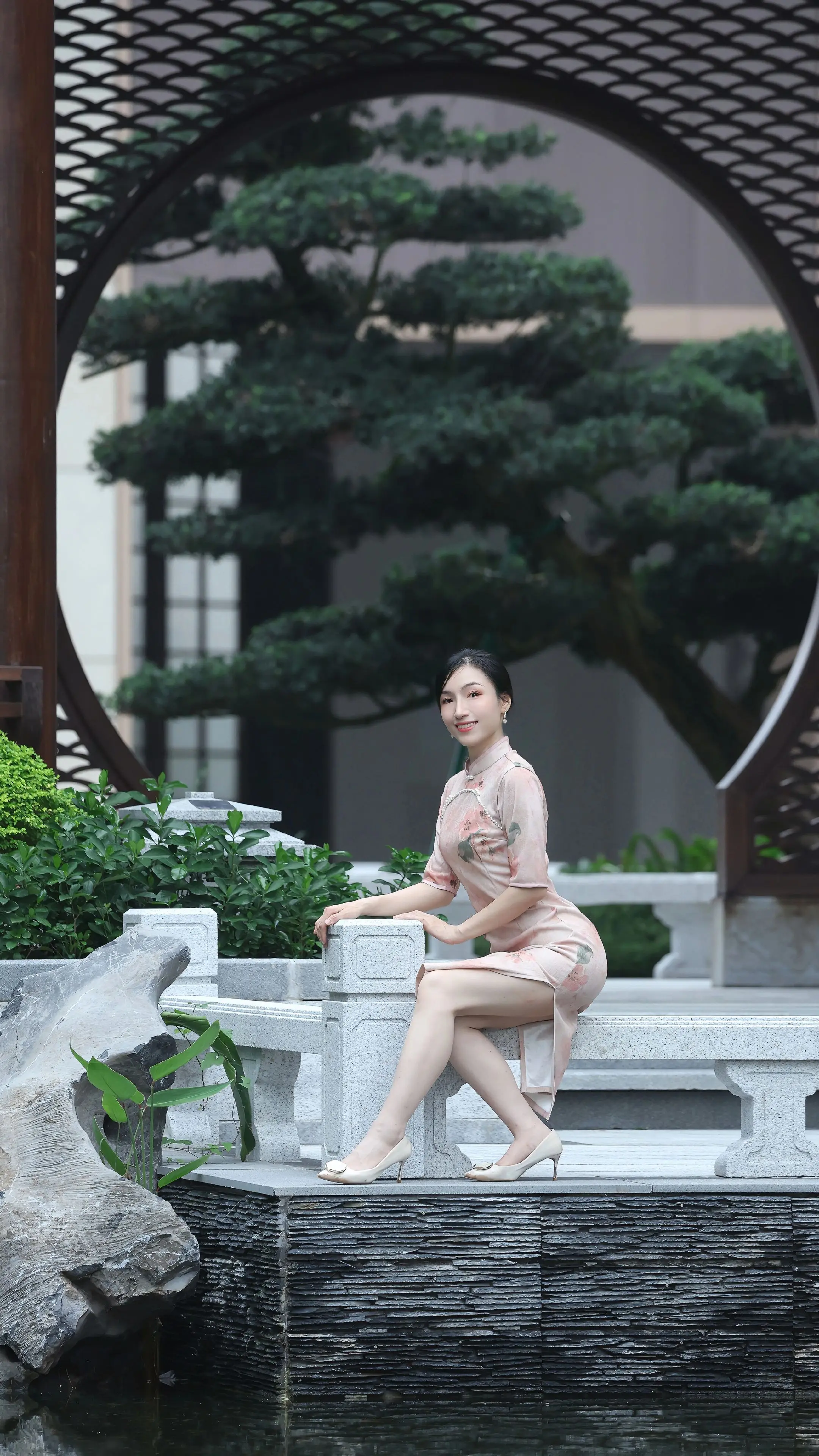 东方女性的古典之美 旗袍新中式  古典的美是刻在骨子里的 美不美你们说了算