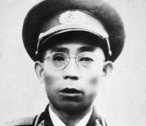 开国将军荣归故里，前妻下跪道歉，将军：当年强抢你的恶霸在哪？“李司令，您还记得