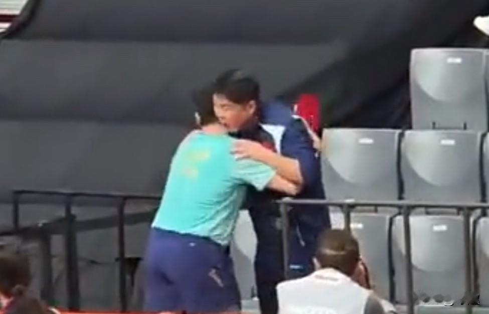 林诗栋拥抱王皓、哭了！在国乒男团无缘亚运会冠军后，球迷们对夺男单金牌，都是心