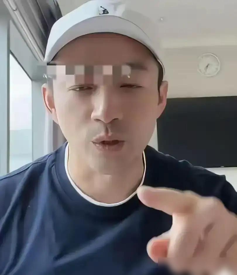 汪小菲当众手撕亲妈，怒吼“我姓汪不姓张”，这话实在太扎心了！直播间里他拍着