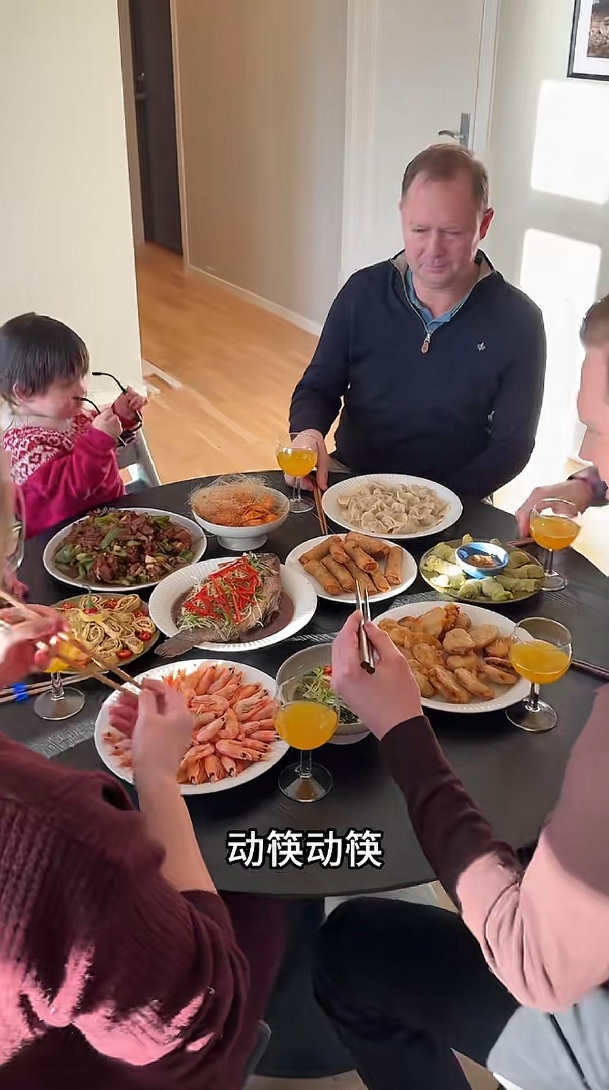 这是我见过的，比中国人，还像中国人的老外。这一桌中国菜，就算是中国人，可能都不一