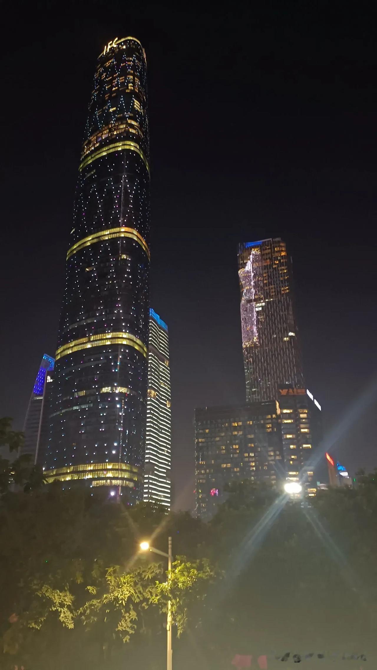 广州西塔，全名为广州国际金融中心，是广州三大地标之一。它在2009年11月竣工，