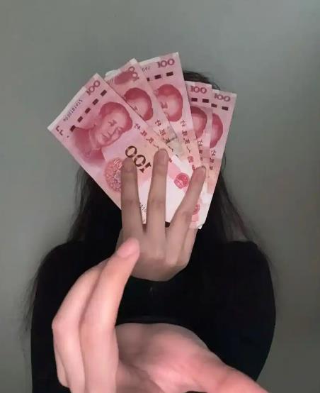 余额宝的收益跌破百分之一了，定期存款利息不断下调，现在适合普通人的高收益理财只能