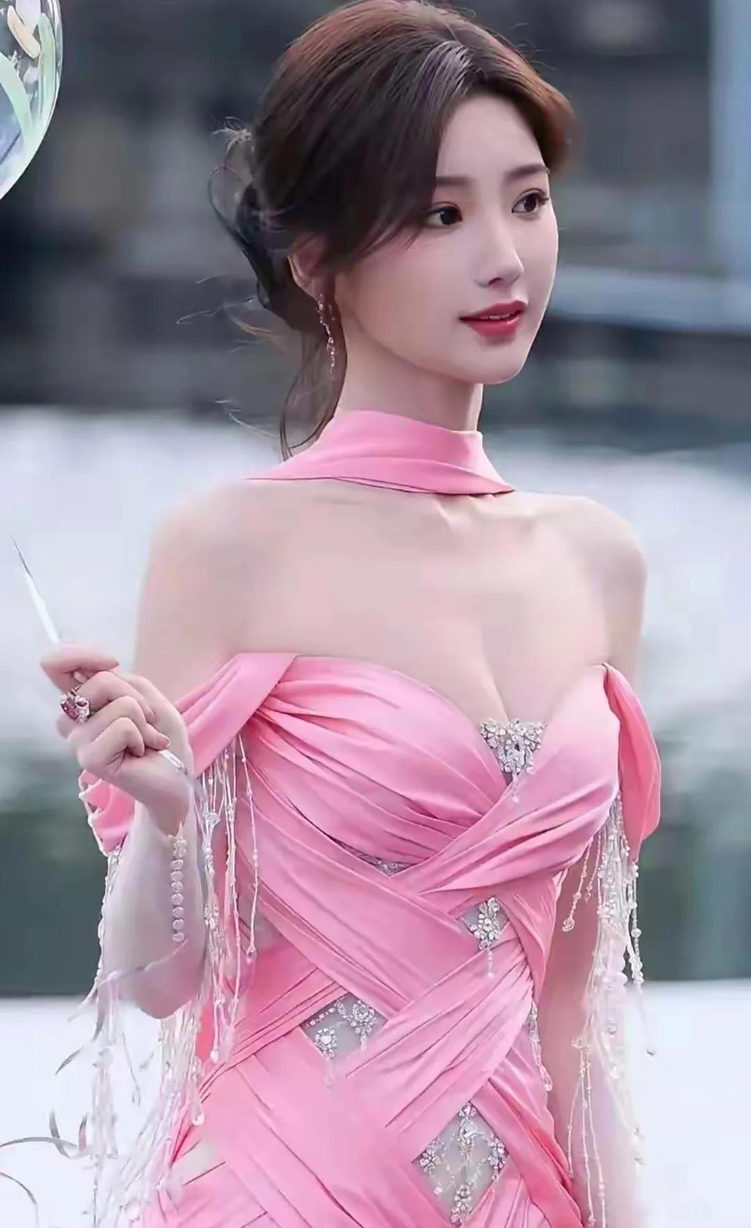家人们，毛晓彤的性感风写真真的杀疯啦！镜头里的她，浑身上下都散发着迷人魅力。那