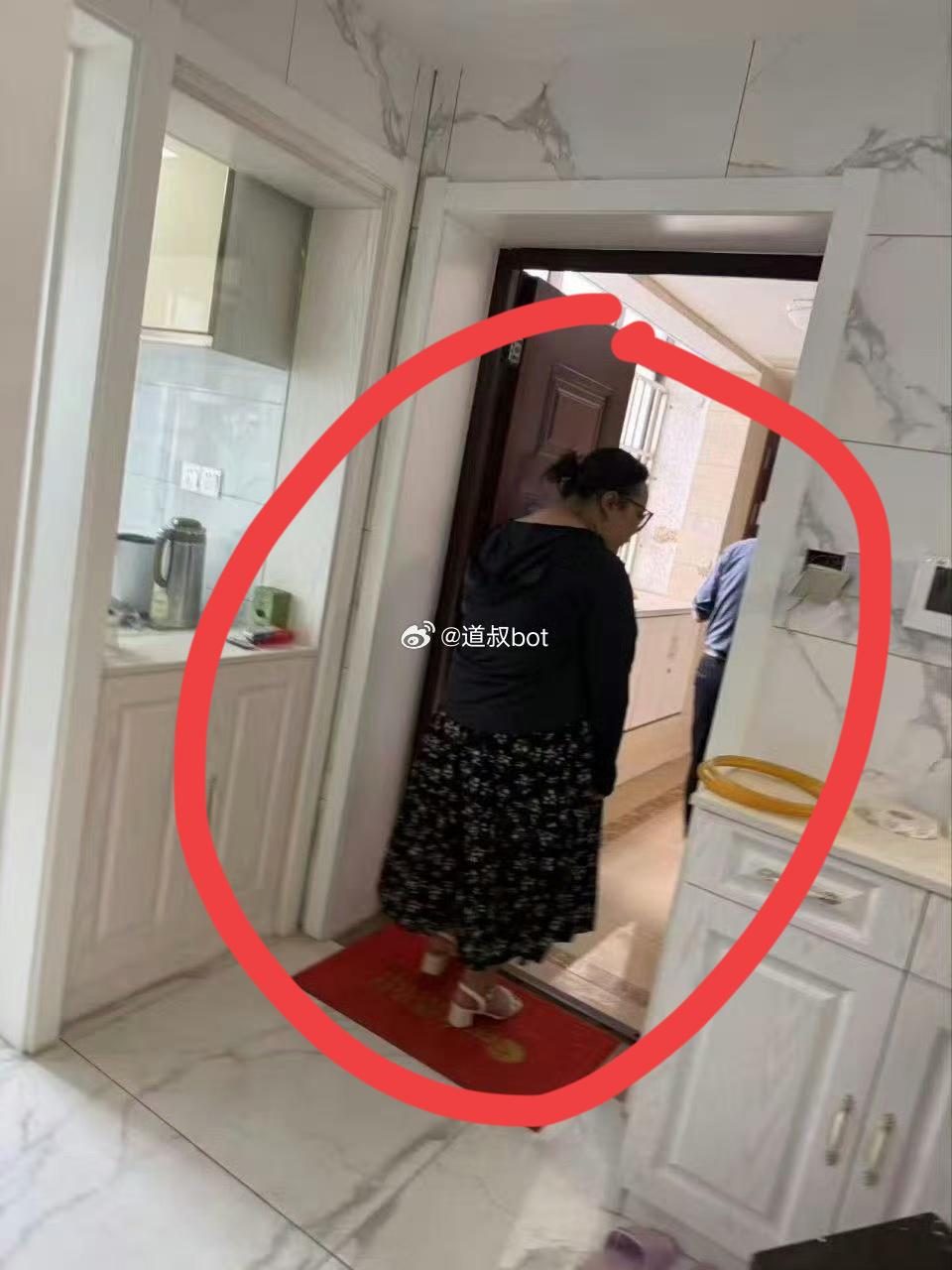 相亲对象和男子说她身材微胖，男子满心欢喜。去见面一看真人傻眼了，微胖就是这样的吗