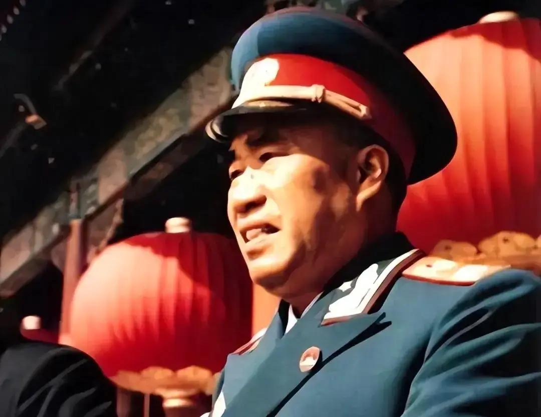 解放后，朱老总住在中南海里。他不抽烟、不喝酒、脾气好极了。从来看不见他发脾气。有