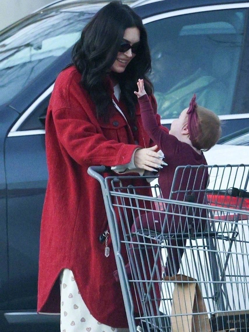 梅根·福克斯带着九个月大大女儿外出购物被拍，第二天与分手的未婚夫Machine