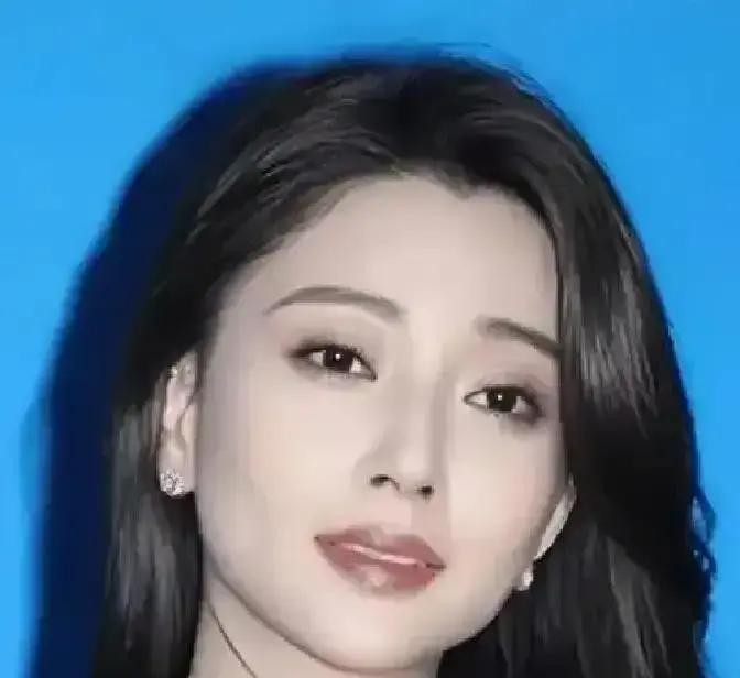 2012年的某个剧组片场，摄像机刚一喊咔，殷桃连嘴角的妆都没顾上补，抓起手机就躲到角落里拨号，手心全