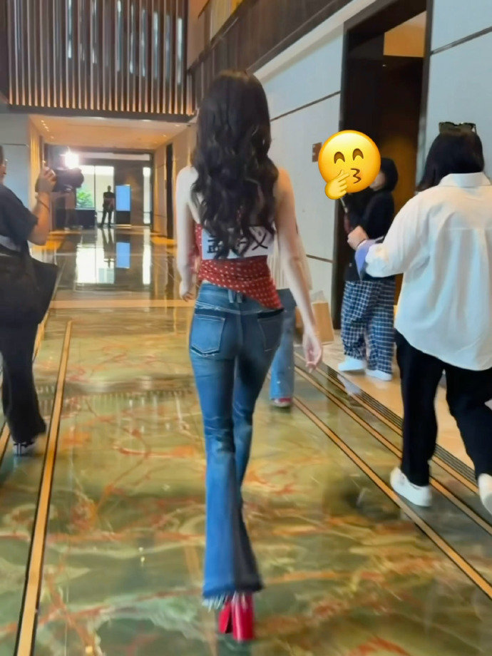 孟子义逆天腰臀比孟子义好长孟子义好长，孟子义逆天腰臀比，腰比名牌细，好长的腿