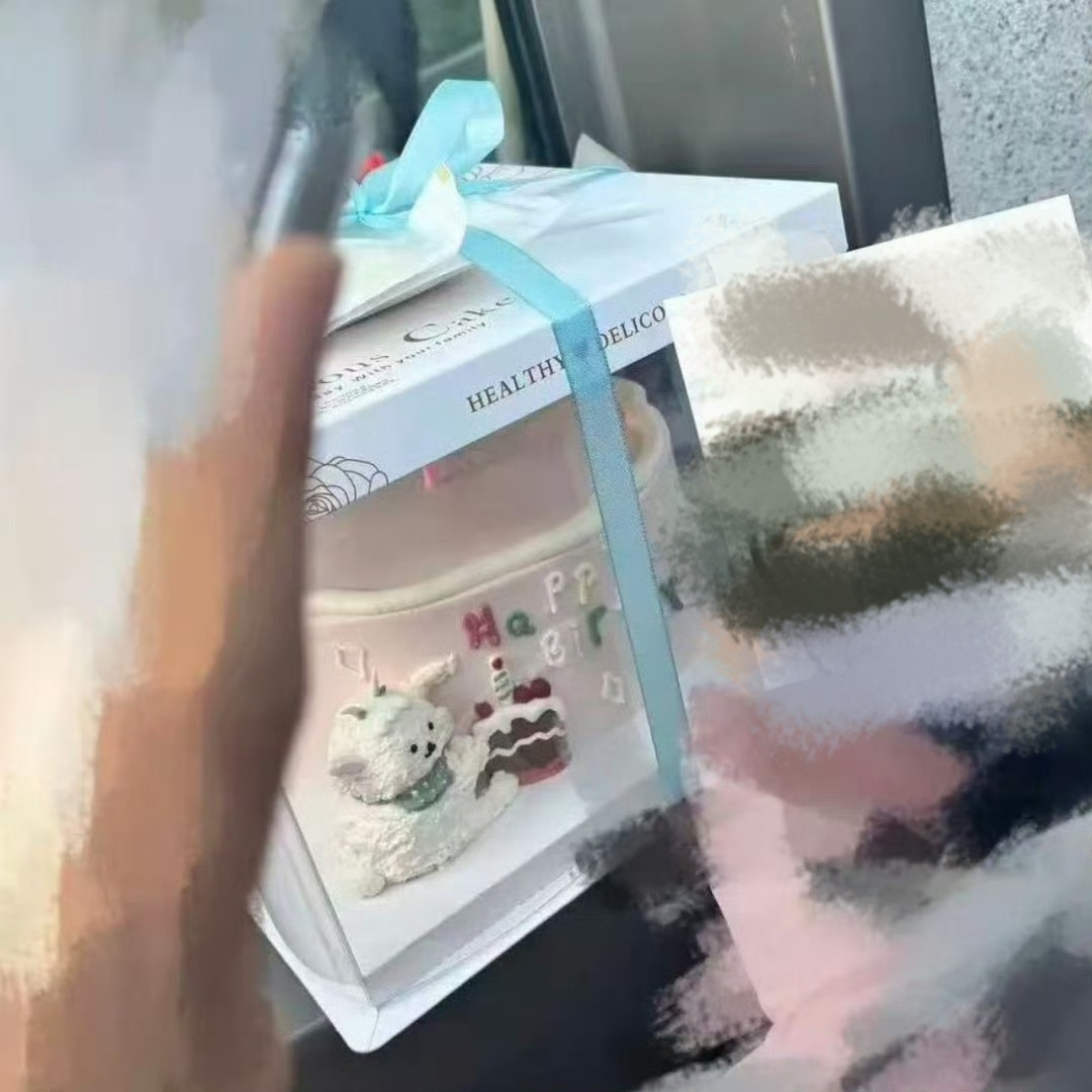 杨博文坐着两百块的二等座，忍受了两个多小时的嘈杂与贴脸拍摄，从一个学校被送到另一
