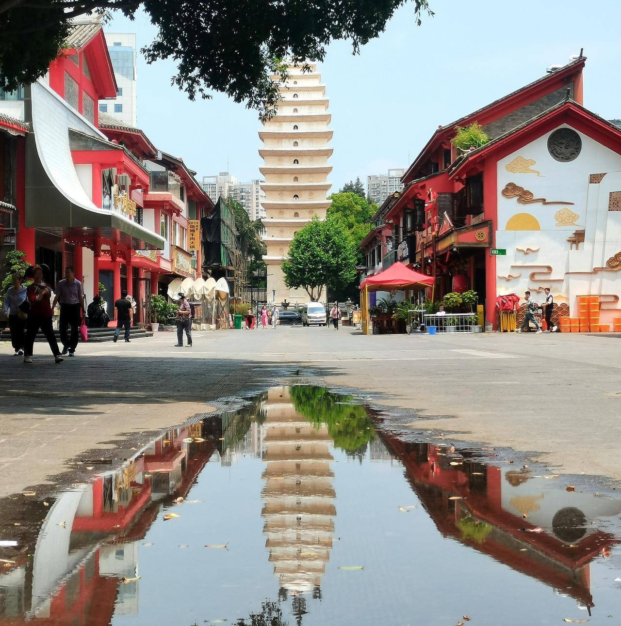 昆明步行街很多，像有名的南屏街、正义路、昆明老街等大都游人如织、热闹非凡。但有