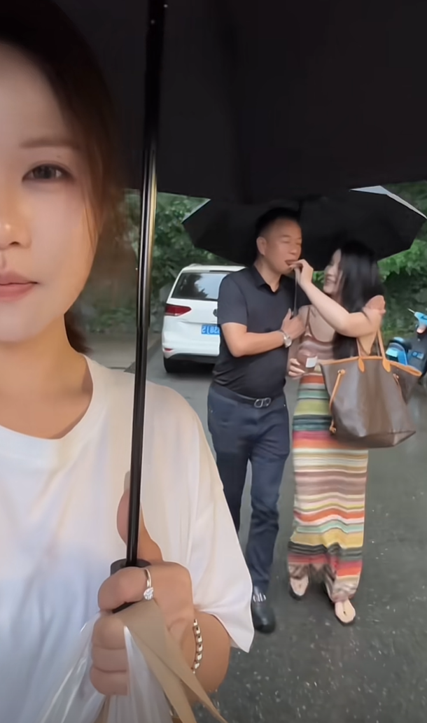 这出来买趟吃的还没到家我就被爸妈的狗粮喂饱l了