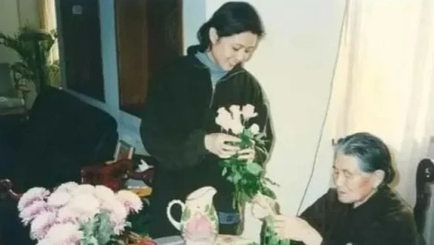 2008年，倪萍99岁的姥姥躺在抢救室里，医生问倪萍：“要不要上呼吸机？”。倪