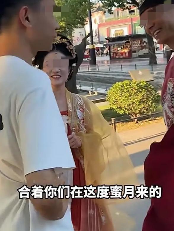 “苦孩子也不能苦自己啊！”一小伙爸妈送小伙到西安这边大学报到，办完报到手续，父母