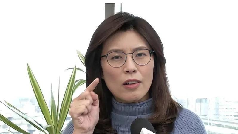 一个郑丽文，一个陈之汉，正如台湾岛上冉冉升起的两颗新星，也正如在死气沉沉的台湾上