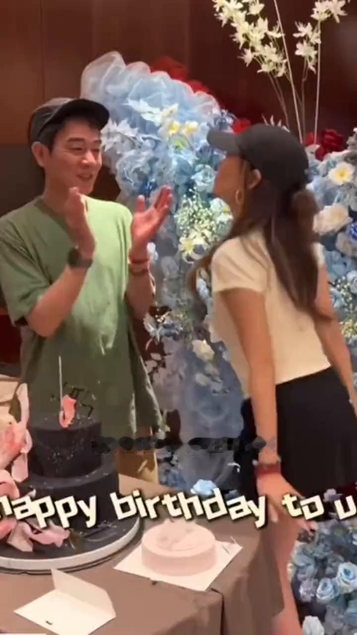 哥哥你真的很疼老婆，你那满眼宠溺的眼神真的骗不了人。6月24日有网友晒出陈小春