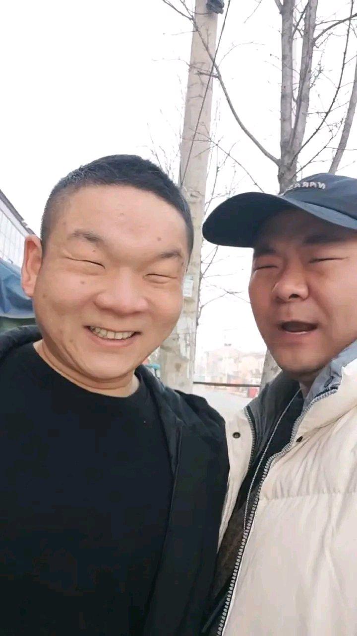 哥哥陪弟弟割双眼皮，自己却上了手术台当事人：割完自信多了，以前被调侃“睁着像闭