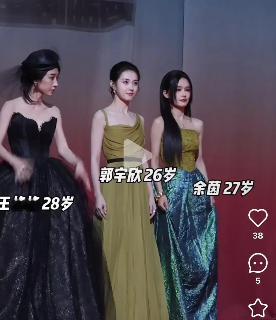 余茵在国剧盛典合照里被嘲个子矮、脸不够精致，热搜挂了一整天。她靠《好一个乖乖女