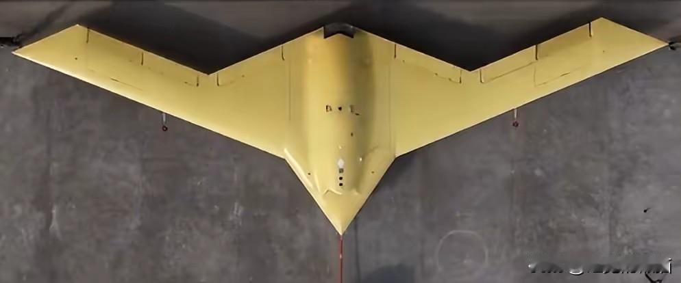 无人机的速度很难跟上战斗机。一般民用无人机速度较慢，像常见用于拍摄的消费级无人机