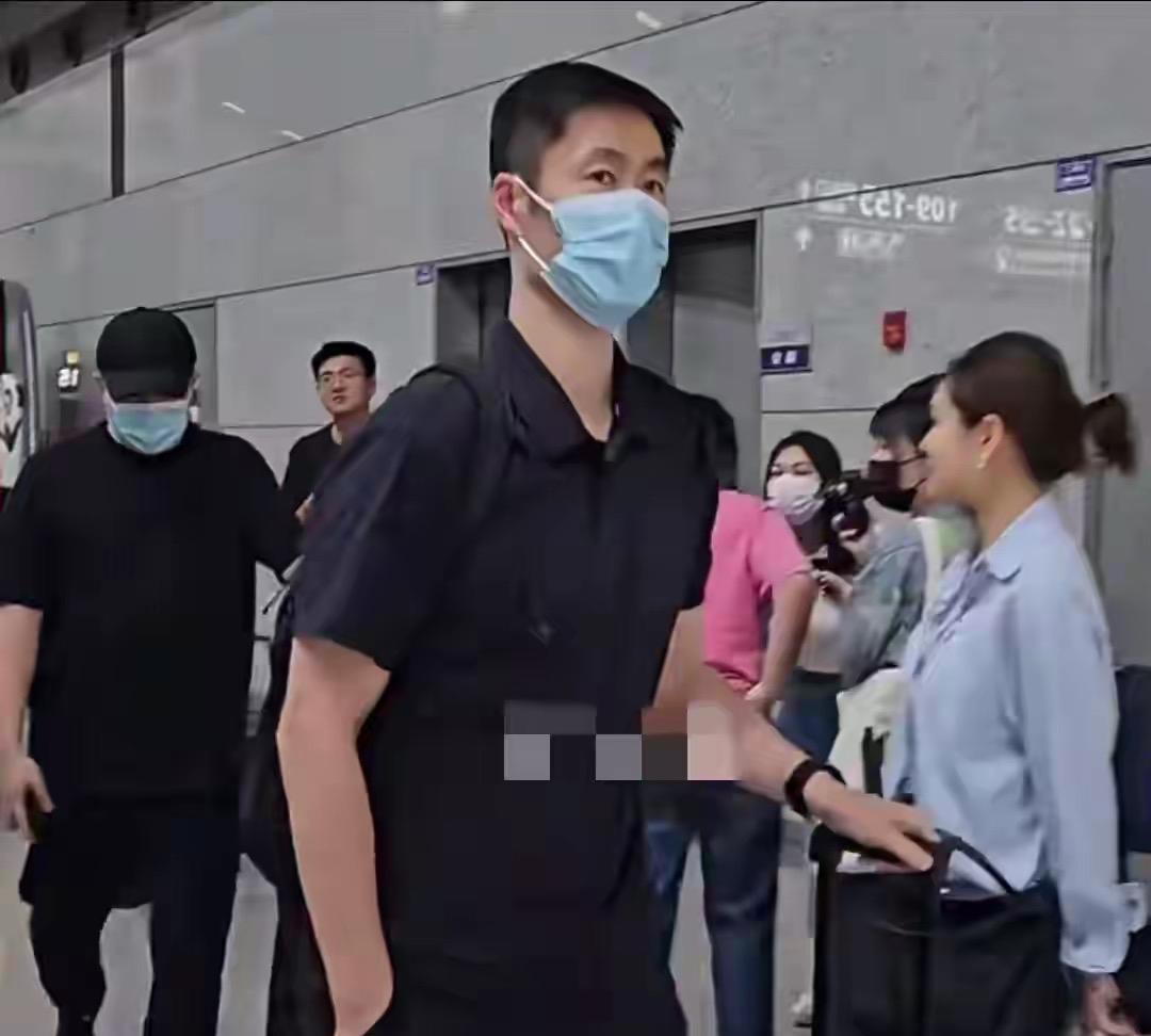 王励勤铁腕治军出发多哈全员经济舱，这真是一视同仁，大家都一个心态。这也是王励勤出