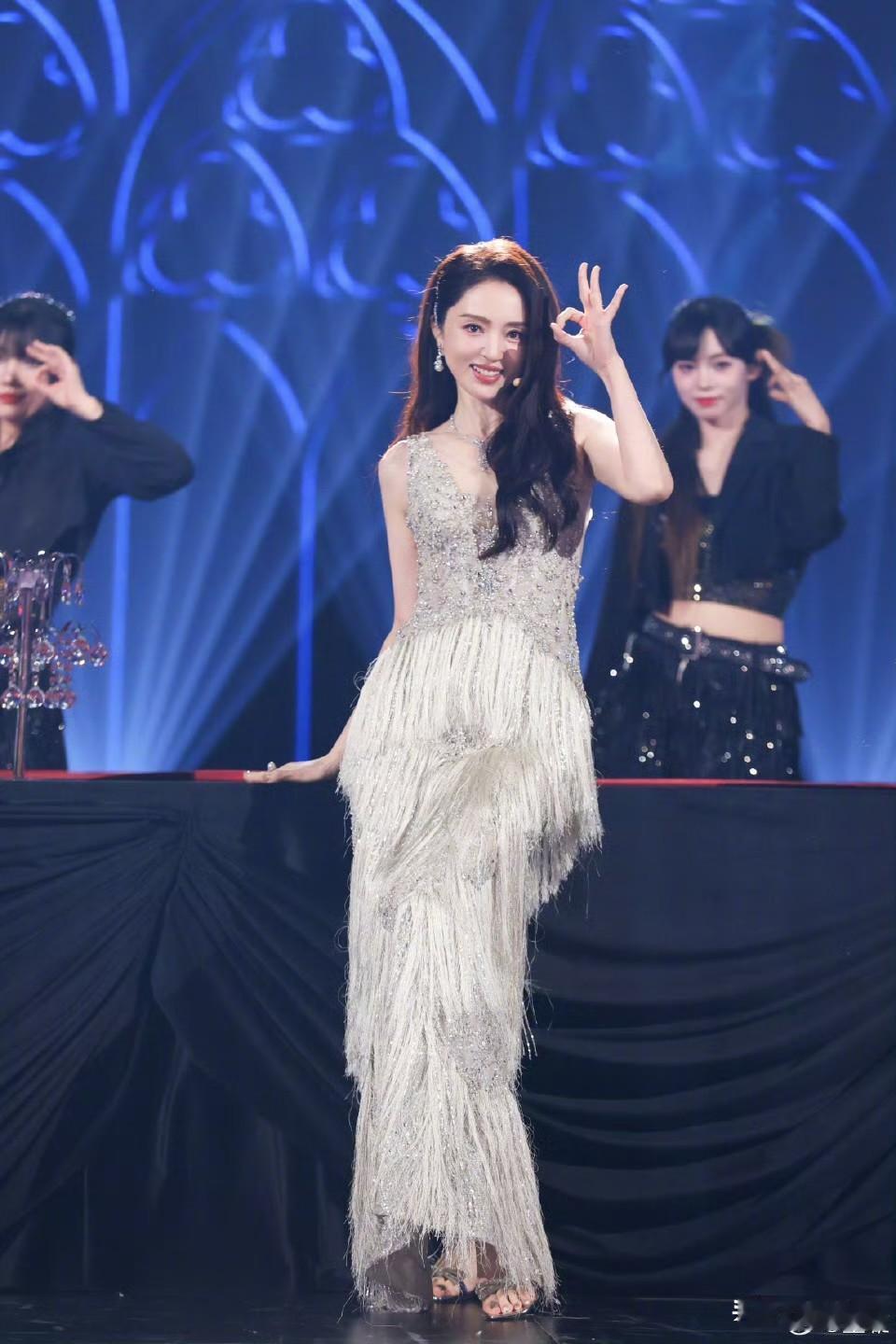 董璇对着李雪琴语重心长叮嘱：“过年可千万别把两边父母凑一块儿住！”李雪琴一脸茫