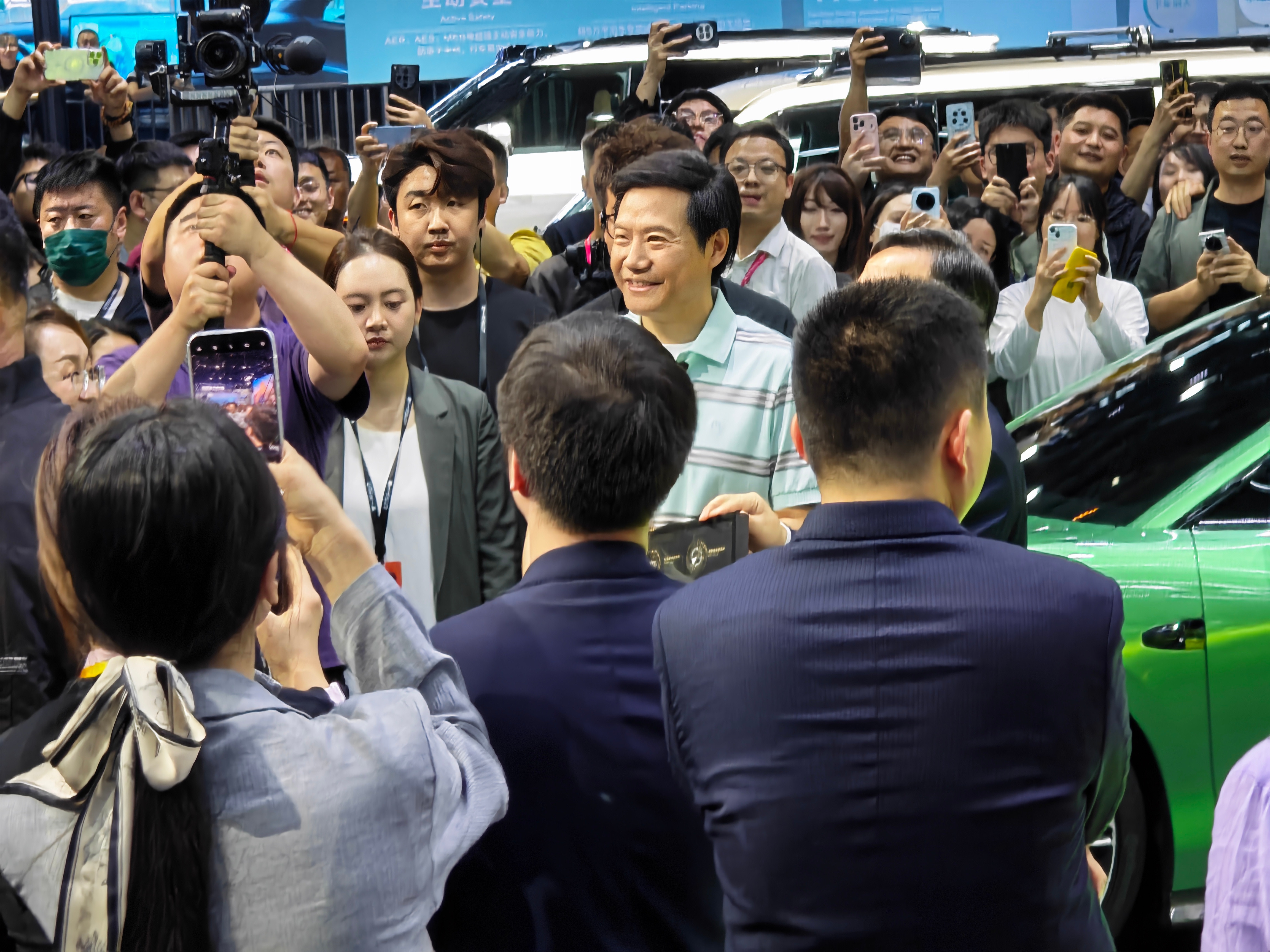 北京车展雷总来比亚迪馆方程豹展台了，和王总一起，我在二楼看到好多人围观哈哈。人气