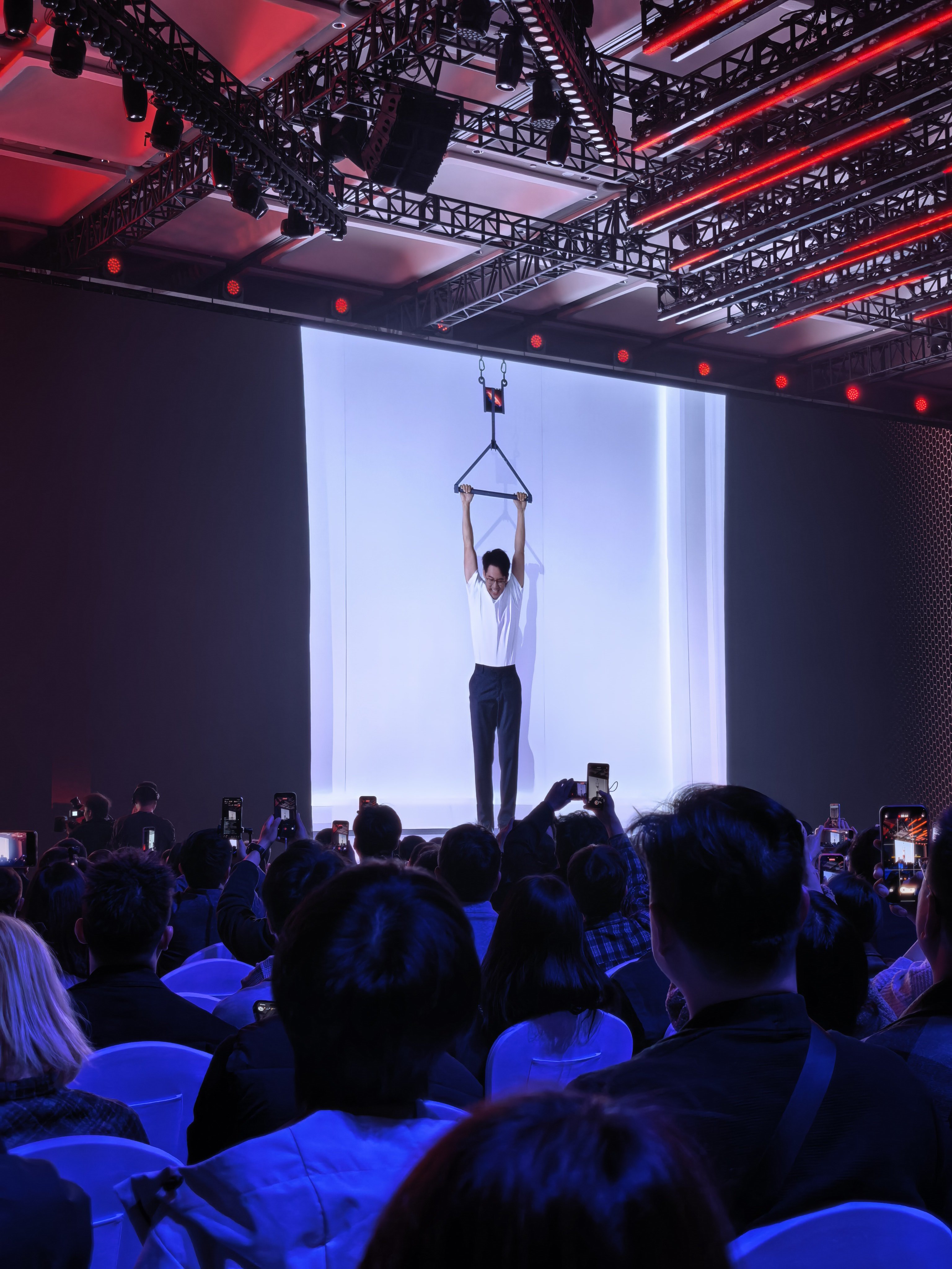 荣耀折叠屏产品经理，现场用吊着荣耀MagicV6的杆，做引体向上，耀子花活太