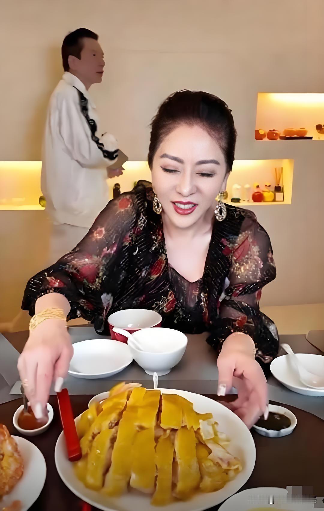 向太邀请员工到家没吃饭。她说：“这盘海南鸡在香港很出名的，它味道好，大家都喜欢吃