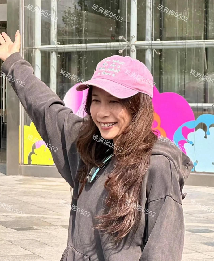 见过莫文蔚本人就知道她有多瘦了，可惜穿了休闲裤看不出腿有多美