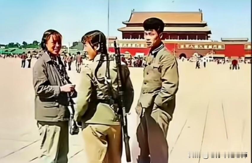 看着装与发型，天安门广场上这三位应该是五、六十年代，或七十年代的民兵。那时，