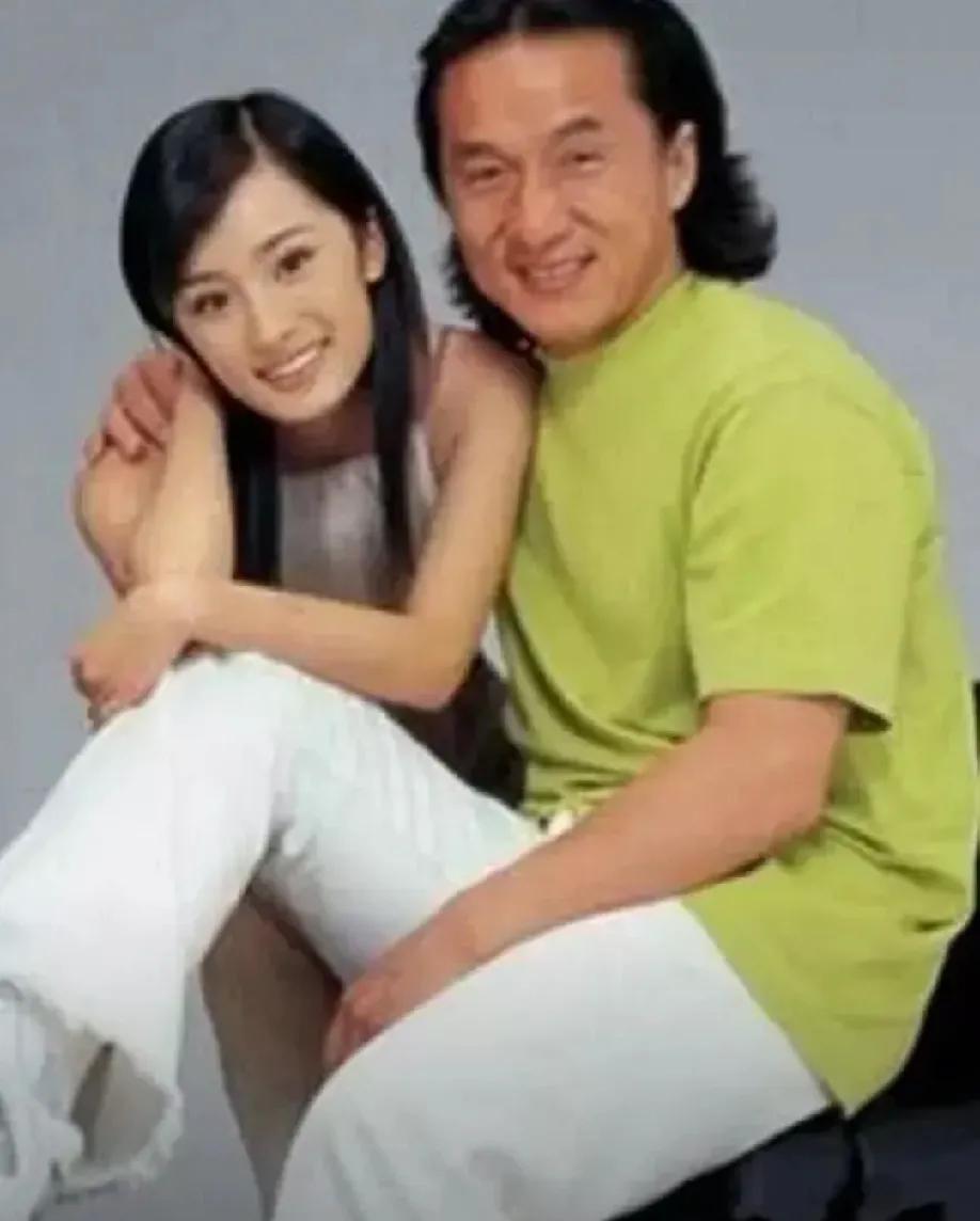 17岁的杨幂跟成龙合拍的摩托车广告。杨幂青涩而灵动，成龙一副大哥派头，微笑着将