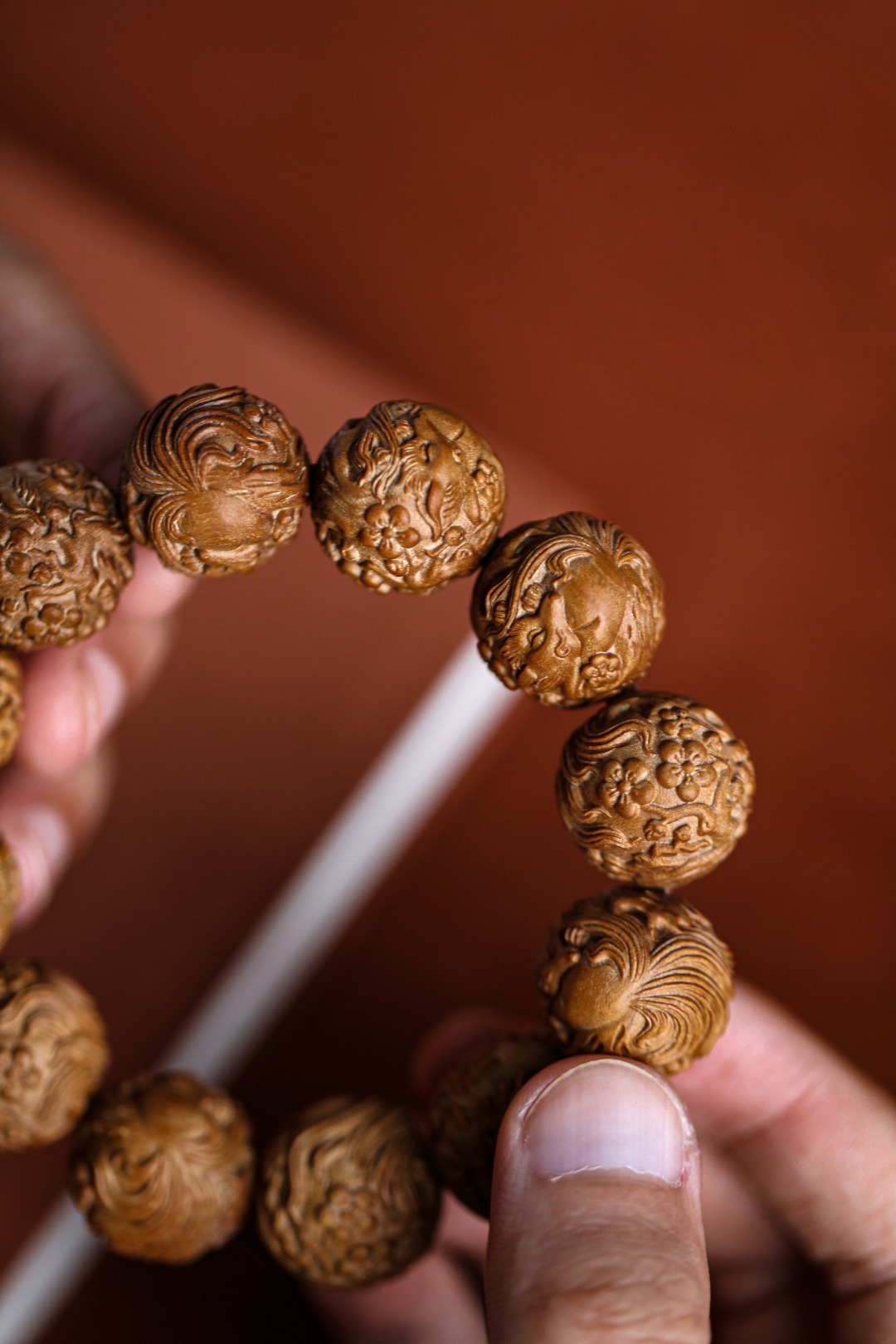 老山檀香【狐狸】20mm12颗手串手工雕琢，形态圆润饱满；狐狸呈抱球态，萌珑精致