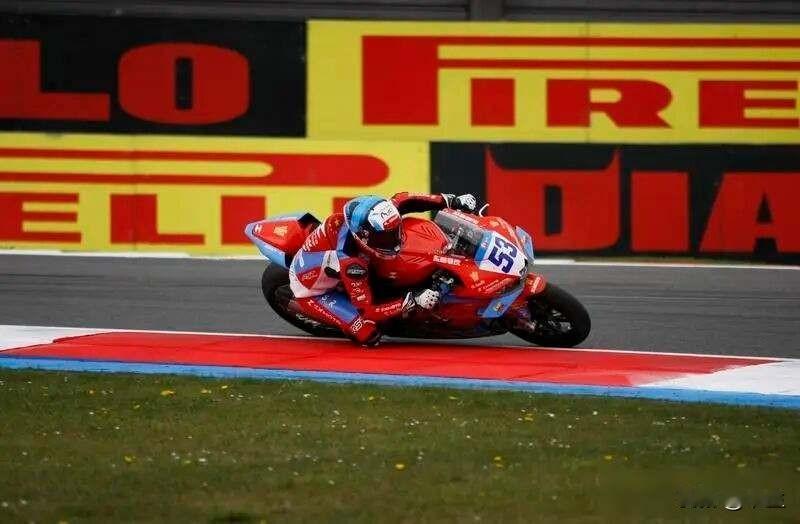 张雪车队荷兰站提前收工，车手摔车挡路惹争议，中国机车悄悄闯进前三4月19号下午