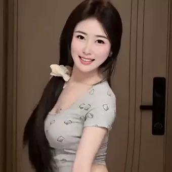 温柔的长发少女，微笑中散发着甜美气息