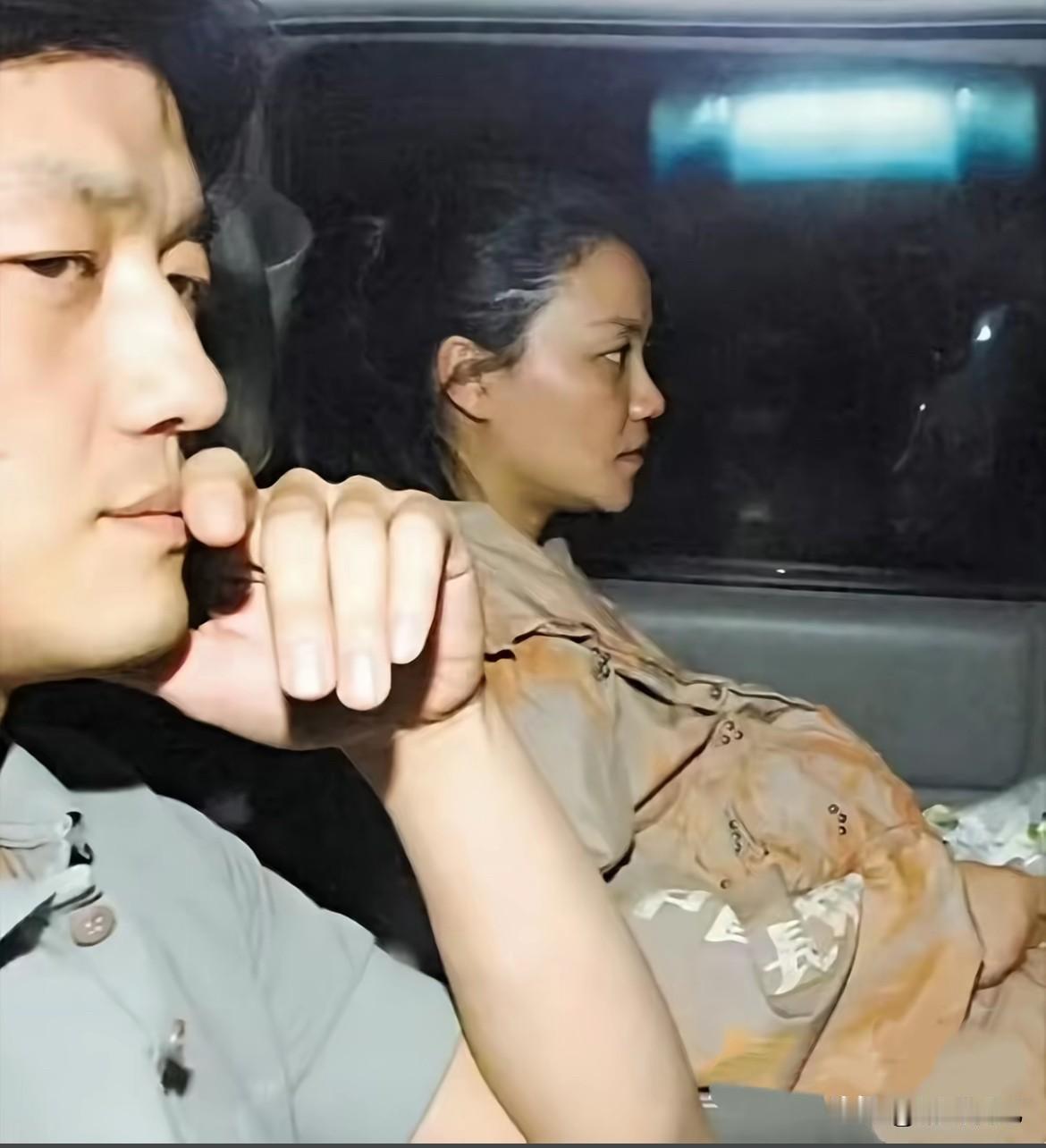 图一：李嫣尚未降生，身怀六甲的王菲素面朝天，和李亚鹏一同乘车外出的随拍抓拍，