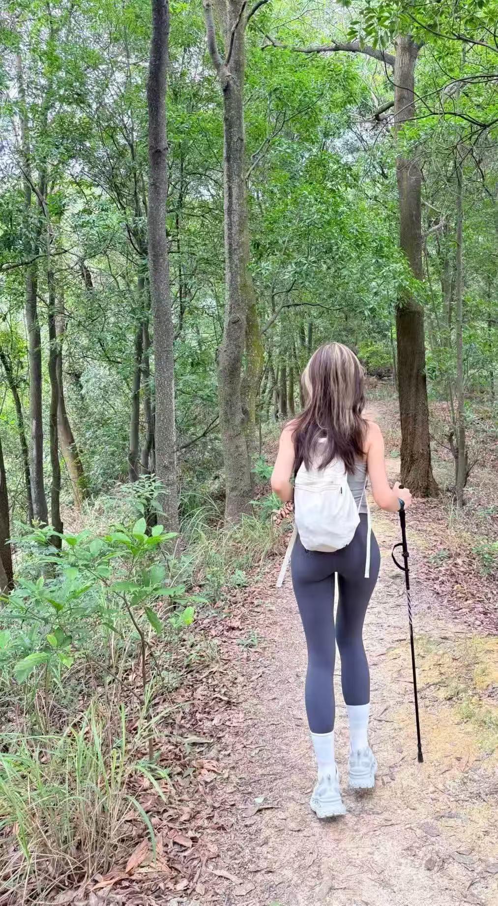 女生拍照：更注重氛围和细节，偏爱「氛围感构图」——这张背影照，会刻意选绿植茂密的