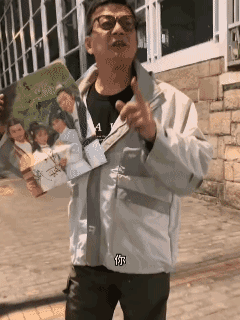 有港星粉丝去追星，遇到了黄日华，许愿还想见见苗侨伟。黄日华就给苗侨伟打电话，说明