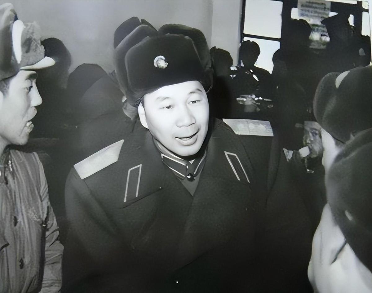 1967年杨成武收到许世友密信后为何立刻交给毛主席？信中内容让他很为难1967