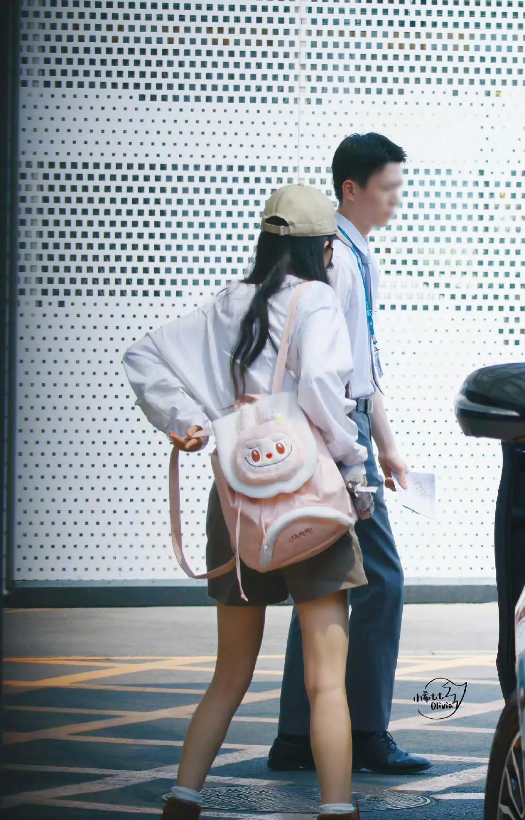 朋友们，看到这个背着labubu双肩包的可爱女生，你能猜出来她是谁吗？如果我说
