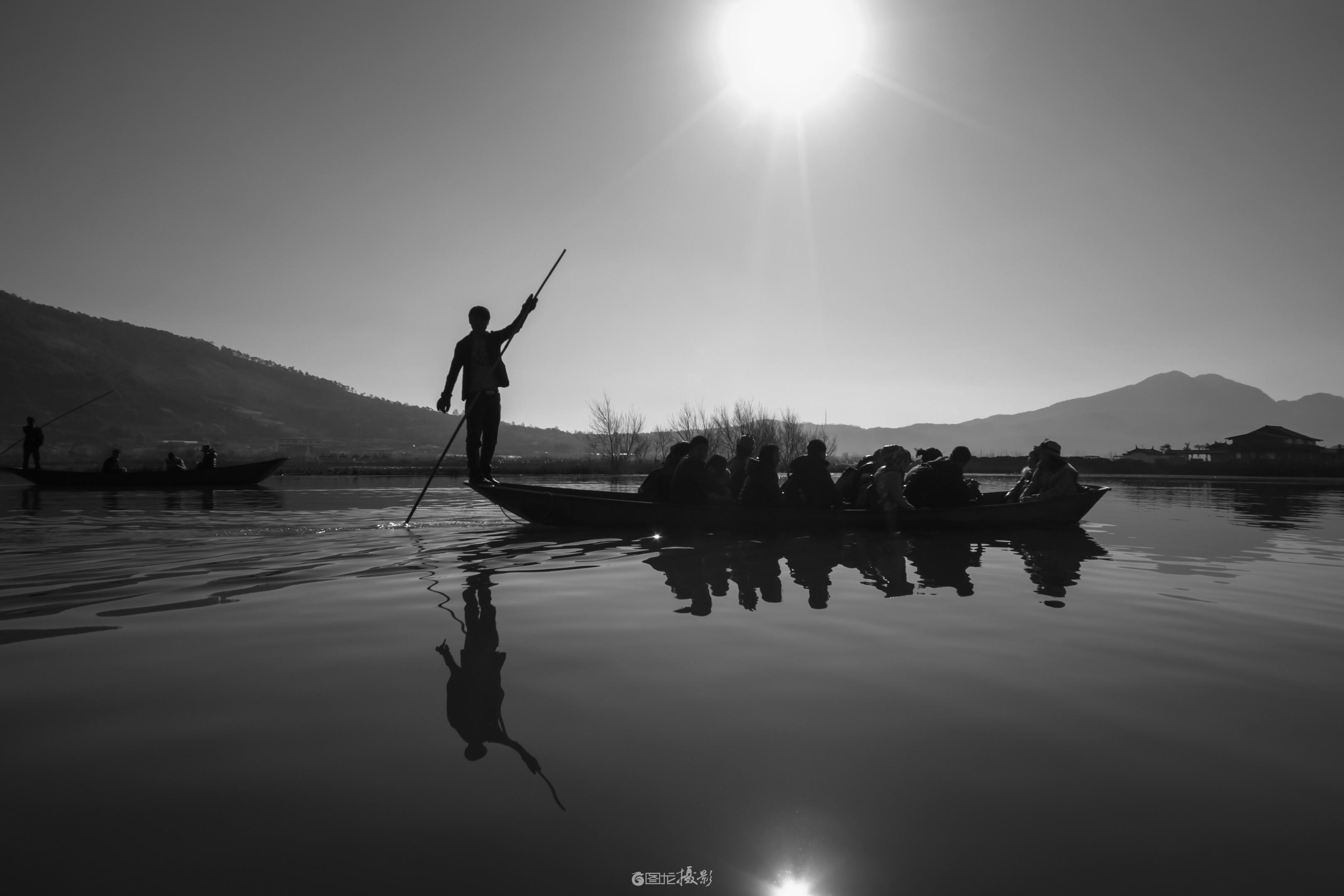 2014年，我携佳能5D2与适马12-24mm镜头，在云南束河古镇的湖...