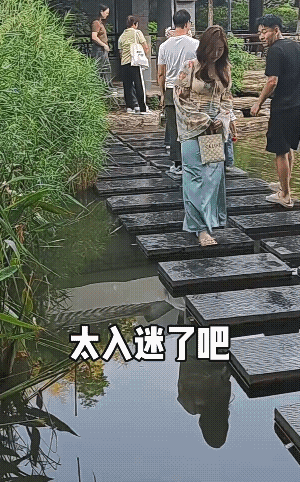 我也光看美女了，看第二遍才知道他咋掉下去的![呲牙笑]