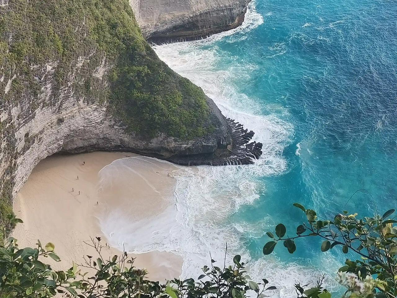 地方很穷，是个海滨城市，景色很美