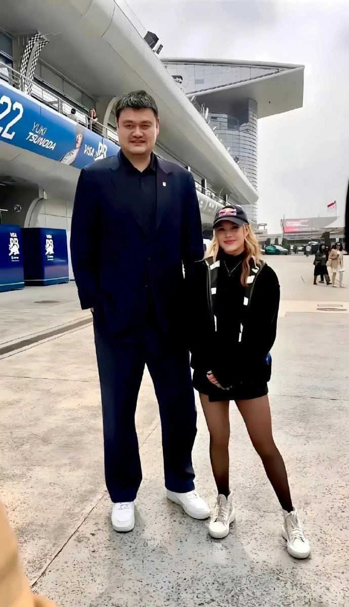 谷爱凌在女生中也算是人高马大型了，可站在姚明身边却像个孩子