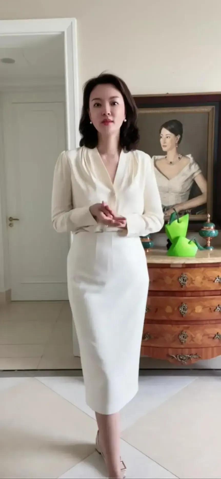 难怪她会被称为人间尤物，曾经的最美的央视春晚主持人，刘芳菲穿着白色包臀裙，身材凹
