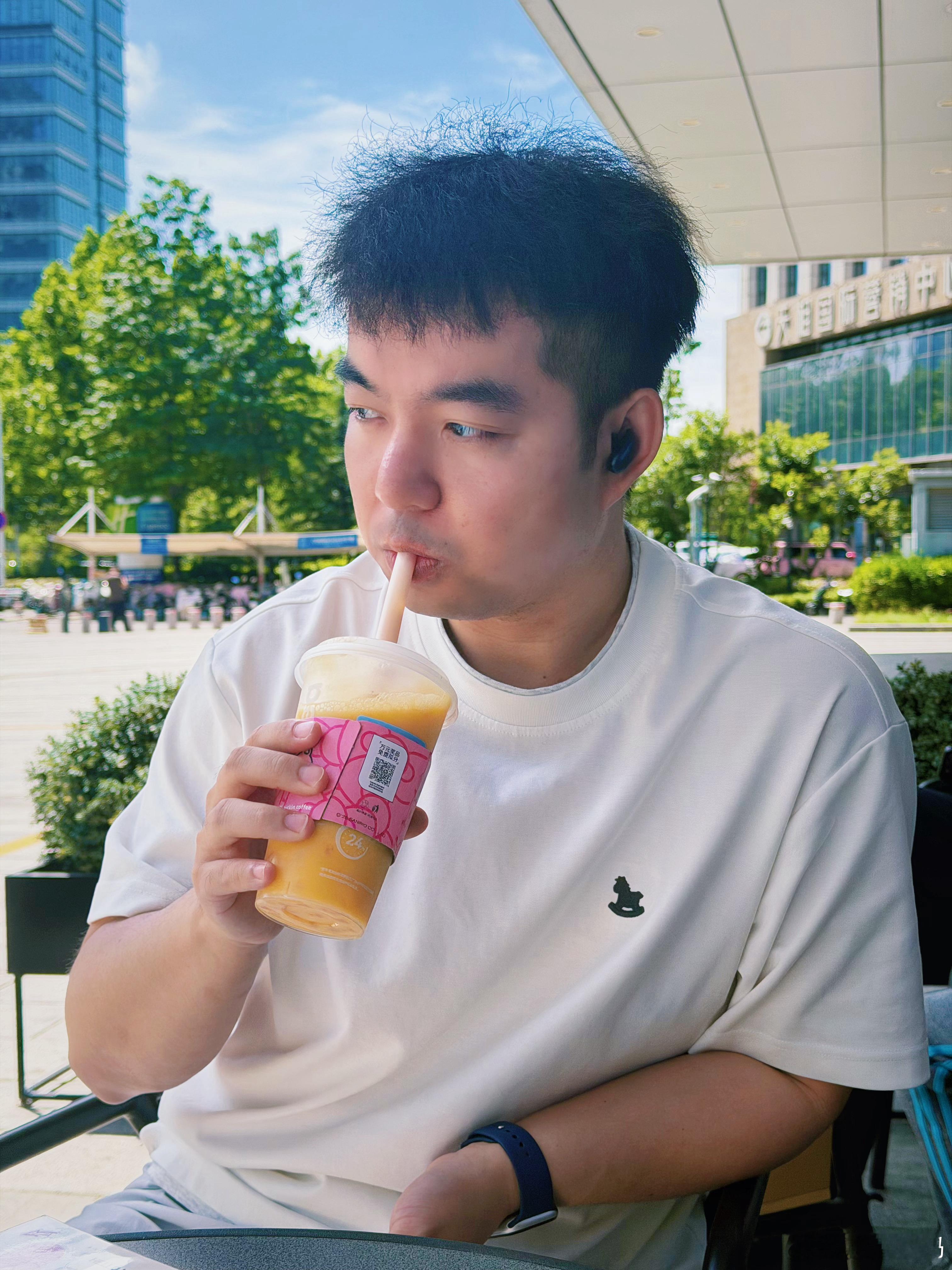 今天中午得加班了，摄像请我喝奶茶，我中午请他吃饭，请他吃什么好呢（有了，评论区