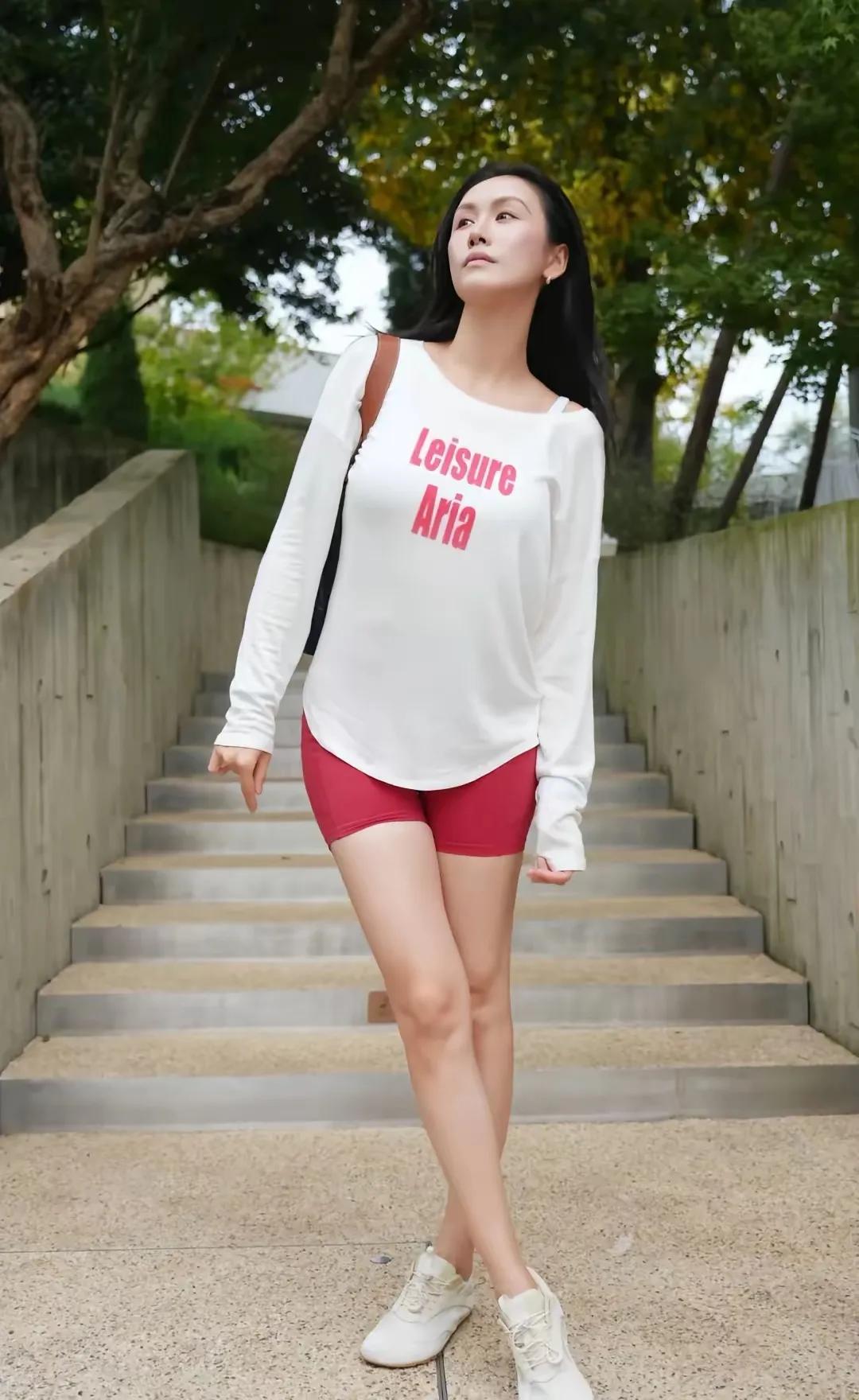 能够通过自己的自律，取得优秀的身体管理效果的女生，而且如果随着年龄的变化，仍然能