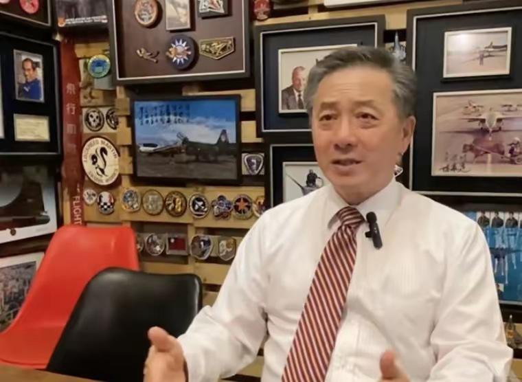 受“台独”迫害的蔡正元走进监狱前，被网友斥为“汉奸”的美籍华人胡振东也来咬他，落