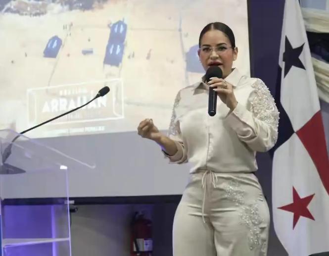 巴拿马阿赖汉市女市长佩尼亚尔巴，不理会当地华人要求自费维修纪念碑的要求，坚持要拆