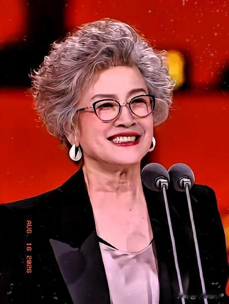 昨晚跟我妈视频。我妈突然说了一句。你看人家宋春丽，75岁了，头发白白的，卷卷